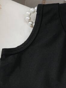 Set de 2 piezas de moda elegante y dulce para niñas de 4 a 7 años, que incluye 1 pieza de blusa sin mangas con panel de punto negro, volantes de organza brillante color albaricoque y detalles florales, y 1 pieza de pantalón negro con cintura elástica y volantes, adecuado para primavera/verano, diario, exterior, viaje, eventos nocturnos, ceremonia y aniversario de cumpleaños