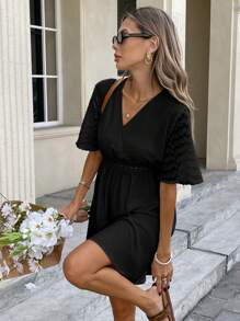 SHEIN Frenchy 女式夏季休闲纯色纹理拼接迷你连衣裙 - 黑色 - 查看 4