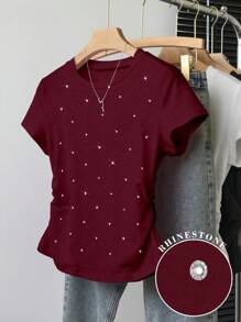 عنابي اللون