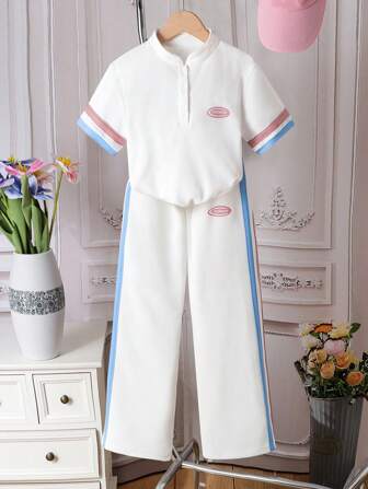 2 件女童休闲运动套装，Polo 领短袖上衣，宽松条纹裤，带图案装饰