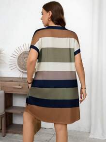 SHEIN LUNE 大码夏季条纹圆领蝙蝠袖短袖口袋休闲T恤连衣裙 - 彩色 - 查看 3