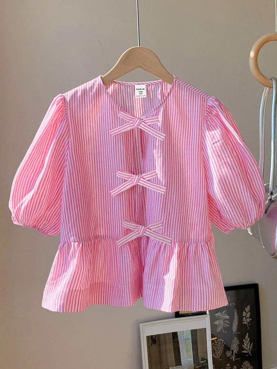 SHEIN LMoss Kids 青少年女孩休闲修身圆领纽扣荷叶边泡泡袖条纹衬衫，母女装，条纹上衣，返校装，娃娃装上衣，可爱上衣 - 淺粉色 - 查看 1