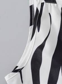 Mono estilo bohemio con estampado blanco y negro para outfit de vacaciones de niña adolescente