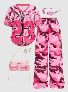 SHEIN Explorewe 2 件套青少年女孩迷彩印花 V 领冰球图案 T 恤 + 宽松迷彩阔腿裤，街头时尚百搭舒适