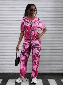 SHEIN Explorewe 2 件套青少年女孩迷彩印花 V 领冰球图案 T 恤 + 宽松迷彩阔腿裤，街头时尚百搭舒适