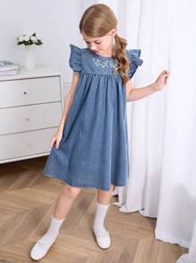 SHEIN Dziewczęca luźna, jeansowa sukienka z falbaniastymi rękawami i kwiatowym haftem, słodka i modna, wygodna, plisowana na dole, uniwersalna do codziennego noszenia - Średni jeans - Zobacz 4