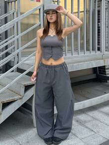 SHEIN Conjunto de dos piezas de ropa de calle para adolescentes primavera/verano, top corto gris + pantalón recto, con bolsillos laterales y tirantes invisibles - Gris - Ver 1