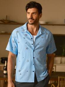 Manfinity VCAY 2025夏季男士浅蓝色奢华装饰短袖衬衫，完美适用于夏威夷海滩度假、音乐节以及日常穿着，是送给男友或丈夫的理想礼物。浅蓝色度假衬衫 - 淺藍色 - 查看 3