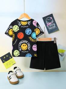 SmileyWorld® | SHEIN طقم تي شيرت قصير الأكمام وشورت للأولاد الصغار مطبوع عليه وجوه مبتسمة ملونة وكتابات إنجليزية، قصه واسعة مريحة، مناسب للصيف - الأسود - مشاهدة 2