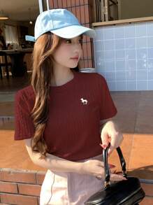 DAZY 春夏新款女士商务休闲T恤，特殊面料，马刺绣 - 酒紅色 - 查看 3