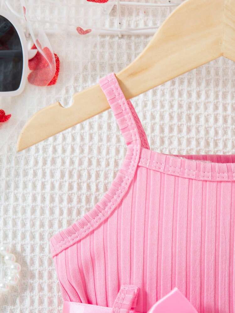 SHEIN 女宝宝夏季新款2025红色罗纹心形印花荷叶边下摆简约时尚可爱甜美吊带连衣裙 - 玫紅色 - 查看 3