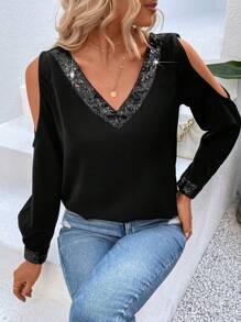 EMERY ROSE بلوزة ذات كتف بارز مرصعة بالترتر لملابس السنة الجديدة