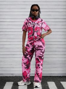 SHEIN Explorewe 2 件套青少年女孩迷彩印花 V 领冰球图案 T 恤 + 宽松迷彩阔腿裤，街头时尚百搭舒适