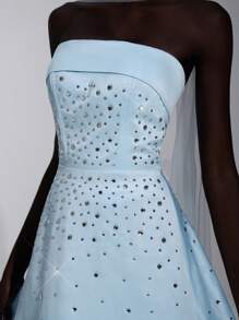 Elitara Robe maxi en satin bleu clair élégante et luxueuse, faite main avec strass, encolure en cœur sans bretelles et ourlet extra large évasé. Convient pour les rendez-vous, soirées célibataires, cocktails, galas, événements formels, bals et occasions solennelles