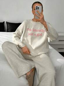 EURMUSE 可爱圆领落肩超大标语刺绣图案毛衣和纯色素色宽腿宽松两件套针织套装 - 杏色 - 查看 3