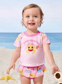 BABY SHARK X SHEIN Conjunto de ropa de playa para bebé niña con diseño de tiburón de dibujos animados que incluye top estilo camiseta rash guard de manga corta y parte inferior en forma de triángulo con volantes - Rosa - Ver 1