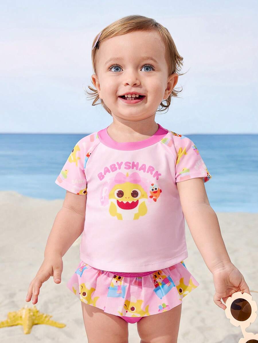 BABY SHARK X SHEIN Conjunto de ropa de playa para bebé niña con diseño de tiburón de dibujos animados que incluye top estilo camiseta rash guard de manga corta y parte inferior en forma de triángulo con volantes - Rosa - Ver 1