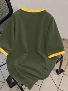 Camiseta con parches para hombres Manfinity Hypemode, estampado con elementos y letras de fútbol de Brasil en verde y amarillo, parches de contraste de color en manga corta - Verde - Ver 2
