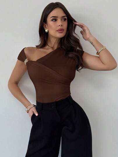 Firerie Nuevo body ceñido blanco con decoración metálica, hombro asimétrico, cintura fruncida y diseño minimalista y elegante para uso diario y commute, de primavera/verano