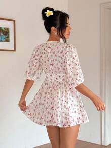 Sunnyshic Váy dài tay xếp ly cổ chữ V họa tiết hoa màu hồng, viền eo, viền xếp ly, phong cách Châu Âu ngọt ngào và lãng mạn, mùa xuân/hè nghỉ dưỡng - Hồng - Xem 2