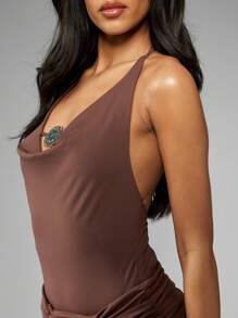 MISSGUIDED 优雅褶饰连体衣，露背领，派对俱乐部晚会正式服装，设计师款连体衣，个性宝石胸针正面细节 - 咖啡棕 - 查看 3