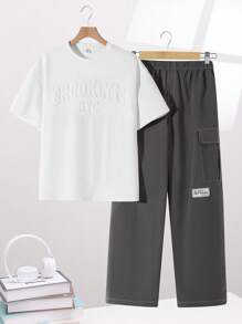 SHEIN Set de 2 piezas para niño preadolescente: Camiseta de manga corta con cuello redondo y patrón de letras 3D en relieve, talla grande pantalones cargo de color gris en contraste. Conjunto deportivo casual apto para primavera, verano, vacaciones, escuela, fiesta, moda y versátil. - Blanco - Ver 5