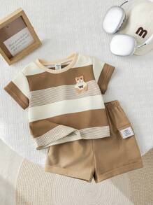 SHEIN مجموعة تي شيرت بأكمام قصيرة مطبوع عليها شريط وصورة الدب الكرتوني مع شورت خصر مطاطي بني فاتح مجموعة ملابس الطفل الولد الصيفية 2 قطعة