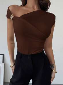 Firerie 全新春夏简约优雅日常通勤不对称肩部包裹金属装饰褶皱腰部紧身白色连体衣 - 巧克力棕 - 查看 5