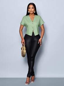 SOLERSUN Blusa elegante de manga corta con cuello en V de unicolor, botón de metal y bajo asimétrico - Verde - Ver 3