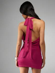 MISSGUIDED Robe mini texturée à encolure ras-du-cou drapée, dos nu, pour soirée, club, été, vacances, villégiature. Mode avec décolleté cowl et nœud dans le dos - Rose vif - Voir 2