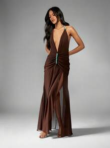 MISSGUIDED 深 V 领露背晚礼服，镶嵌绿松石细节，褶皱及地前开叉雪纺长裙，节日派对婚礼宾客 - 棕色 - 查看 2