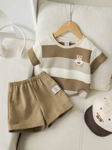 SHEIN مجموعة تي شيرت بأكمام قصيرة مطبوع عليها شريط وصورة الدب الكرتوني مع شورت خصر مطاطي بني فاتح مجموعة ملابس الطفل الولد الصيفية 2 قطعة
