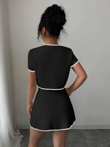 Elenzga 2 件套女士春夏法式优雅撞色波浪丝带细节黑色纽扣短袖上衣和撞色波浪丝带饰边半身裙