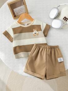 SHEIN مجموعة تي شيرت بأكمام قصيرة مطبوع عليها شريط وصورة الدب الكرتوني مع شورت خصر مطاطي بني فاتح مجموعة ملابس الطفل الولد الصيفية 2 قطعة