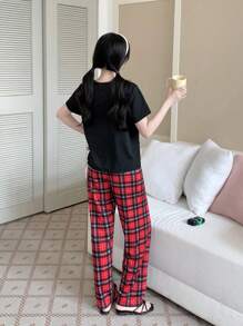 SHEIN 2-częściowy zestaw casualowy dla nastolatki: koszulka z krótkim rękawem i kieszenią z okrągłym dekoltem + spodnie piżamowe z luźnymi prostymi nogawkami w kratę, wygodny strój domowy