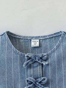 SHEIN Playful Pals Chemise sans manches en denim rayé, mignonne et à la mode, avec décoration nœud papillon 3D, convient aux sorties de printemps/été, aux voyages, à l'usage quotidien, à la photographie