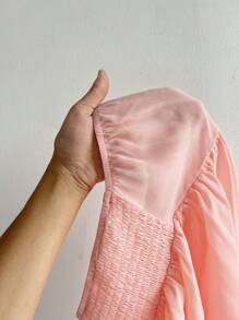 SHEIN PETITE Parte superior de tirante con volantes, bajo con volantes y nudo en el cuello de tela con textura de pliegues. Elegante, romántico y lindo atuendo casual para mujeres de talla pequeña, apropiado para la playa y las vacaciones