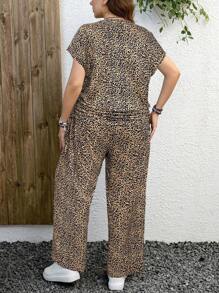 SHEIN LUNE Ensemble 2 pièces pour femmes grande taille, imprimé léopard d'été. Top à manches courtes, col rond, design à cordon à l'ourlet + pantalon ample taille haute. Tenue d'été pour femmes, ensemble 2 pièces, tenue de vacances - Tabac - Voir 2