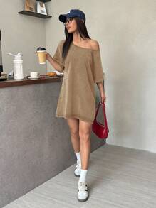 SHEIN EZwear 复古破洞不对称领口宽松T恤连衣裙，西部音乐节风格，夏季 - 卡其色 - 查看 4