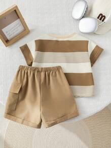 SHEIN مجموعة تي شيرت بأكمام قصيرة مطبوع عليها شريط وصورة الدب الكرتوني مع شورت خصر مطاطي بني فاتح مجموعة ملابس الطفل الولد الصيفية 2 قطعة