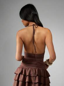 MISSGUIDED 优雅褶饰连体衣，露背领，派对俱乐部晚会正式服装，设计师款连体衣，个性宝石胸针正面细节 - 咖啡棕 - 查看 2