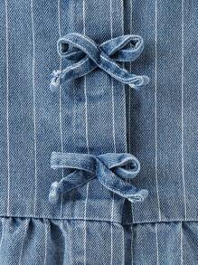 SHEIN Playful Pals Chemise sans manches en denim rayé, mignonne et à la mode, avec décoration nœud papillon 3D, convient aux sorties de printemps/été, aux voyages, à l'usage quotidien, à la photographie