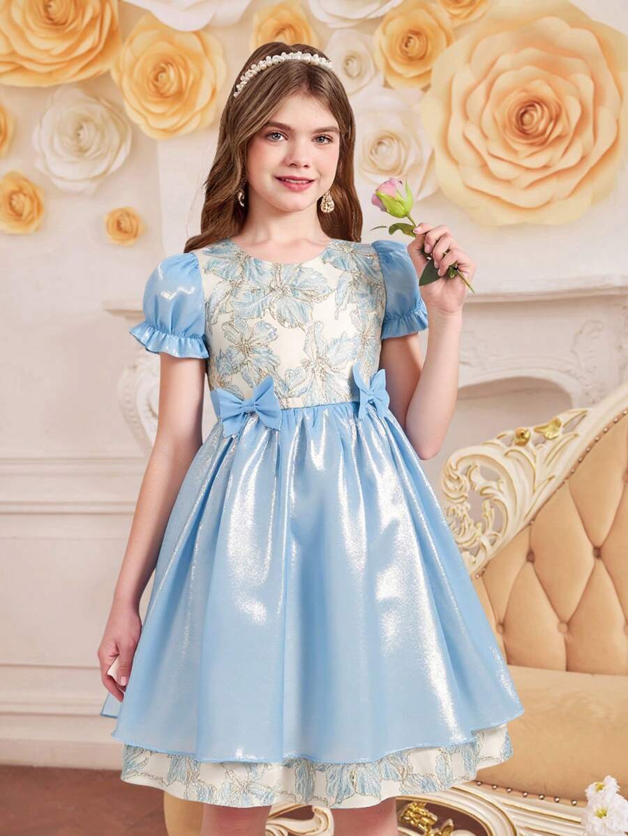 SHEIN Tween 女童优雅 3D 纹理花卉和蝴蝶结装饰泡泡袖缎面 A 字公主裙,适合春夏季派对 - 藍色 - 查看 1