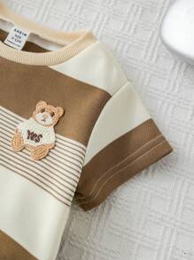 SHEIN مجموعة تي شيرت بأكمام قصيرة مطبوع عليها شريط وصورة الدب الكرتوني مع شورت خصر مطاطي بني فاتح مجموعة ملابس الطفل الولد الصيفية 2 قطعة