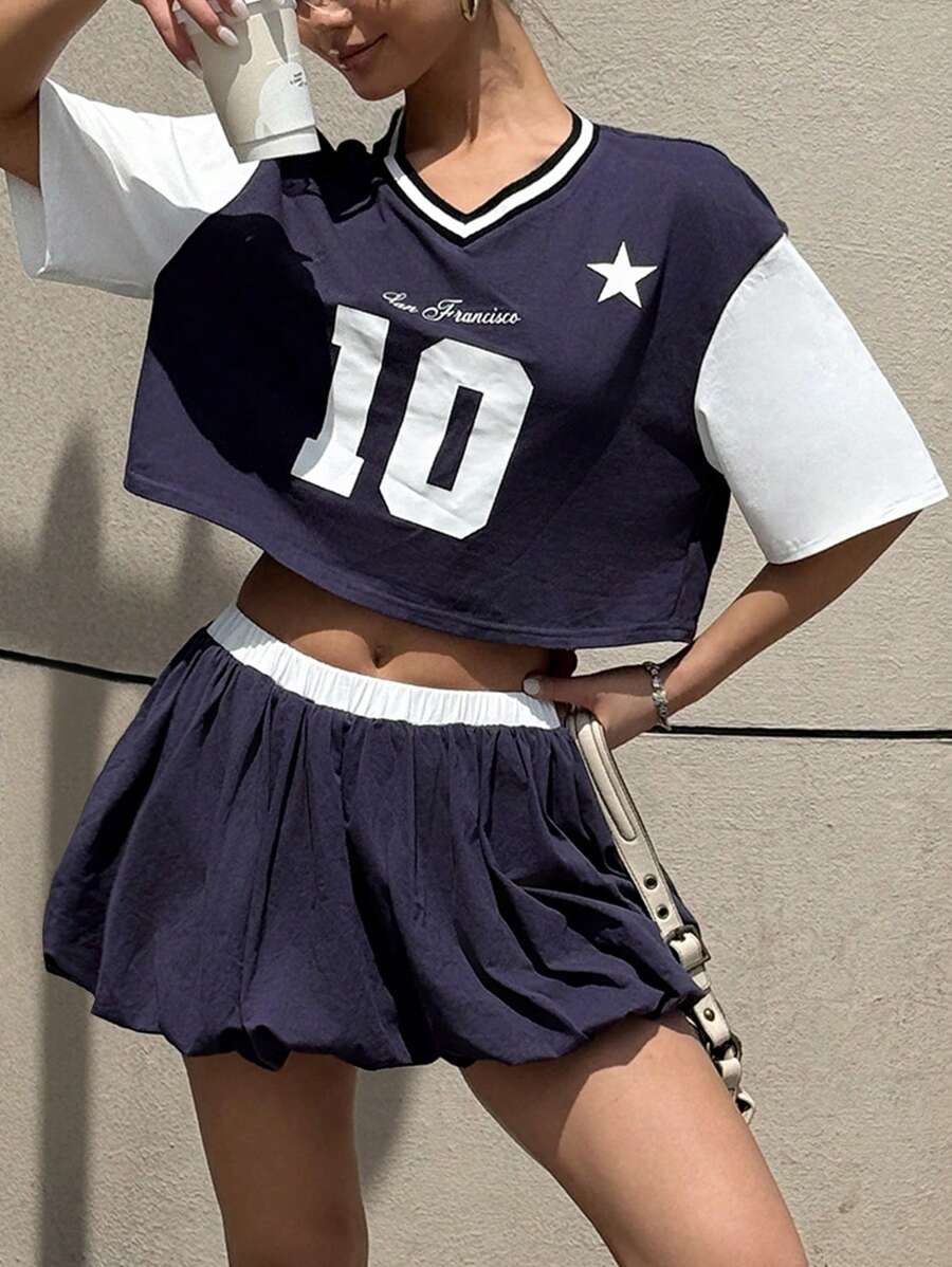 SHEIN Camiseta de manga corta holgada con estampado digital de eslogan y falda deportiva de cintura baja en azul real y blanco con contraste de hilos para niña adolescente, estilo de moda callejera para primavera y verano - Azul y blanco - Ver 1