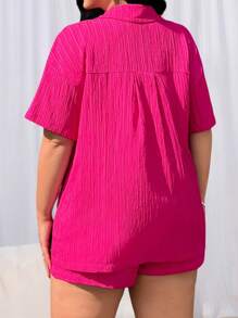 SHEIN CURVE+ 2 件女式加大码休闲紫色短袖衬衫和短裤套装，夏季，Curve Plus，波西米亚风度假海滩装，女士/海滩/海滩度假装/海滩必备品/毕业/茶会/图案 T 恤 - 玫紅色 - 查看 2
