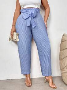 Firerie Elegante Büro Stoffhose in Große Größen mit Raffung, Bindedetail in Taille, elastischer Bund mit Taschen und verjüngtem Bein/Lässige Stoffhose mit Bindung in Karomuster - Blau-Weiß - Übersicht 2