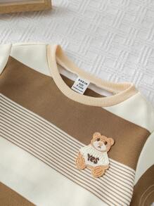 SHEIN مجموعة تي شيرت بأكمام قصيرة مطبوع عليها شريط وصورة الدب الكرتوني مع شورت خصر مطاطي بني فاتح مجموعة ملابس الطفل الولد الصيفية 2 قطعة