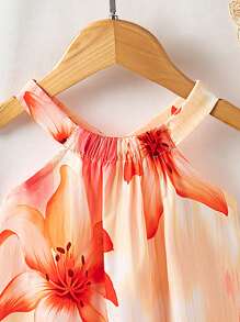 SHEIN Playful Pals Robe-camisole à col ras-du-cou imprimée de fleurs pour bébés filles. Les nouveaux produits pour le printemps, l'automne et l'été sont maintenant sur le marché. Elle est confortable, stylée, mignonne, douce, élégante, décontractée et convient aux vacances. C'est une pièce indispensable pour le port quotidien.