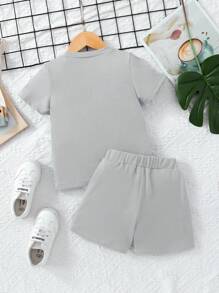 SHEIN 2 件套年轻男童休闲字母图案短袖圆领 T 恤和短裤套装，夏季